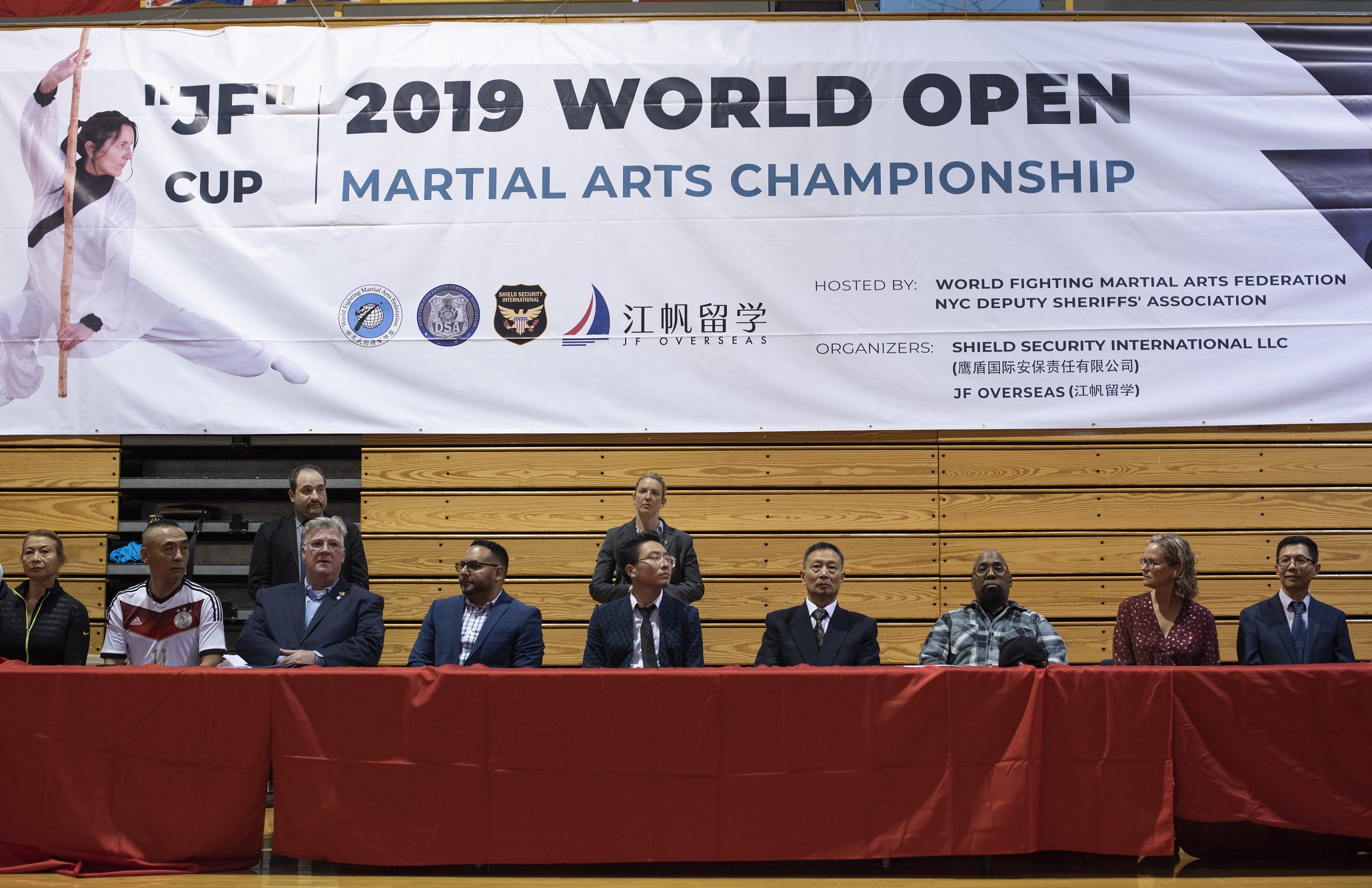 2019世界武术公开赛主席台成员:大赛主席Mark Li博士、Nassau County郡长Laura Curran、大赛创始人Ted Gulong教授和George Crayton Jr.大师、大赛执行主席杨佳淇先生、大赛副主席刘晓光大师、大赛仲裁委员刘芸青大师、纽约警长协会副警长Randy Alvarado、以及鹰盾国际安保责任有限公司总执行官Kevin McCormick先生。